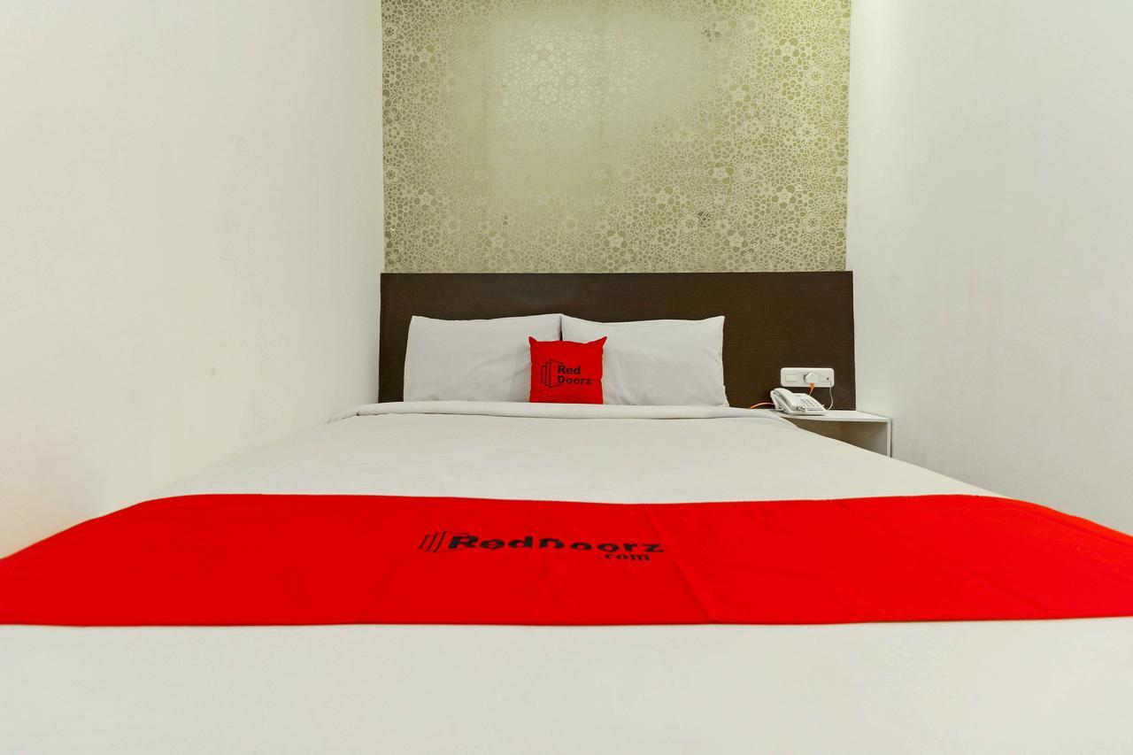 Reddoorz Plus Near Fort Rotterdam Makasar Zewnętrze zdjęcie